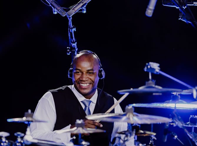 Josivaldo Santos tocando bateria